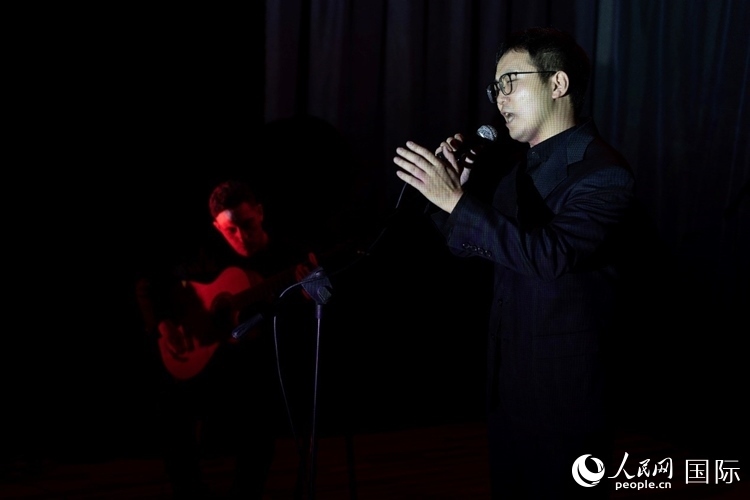 歌曲表演。馬丁·薩巴拉攝