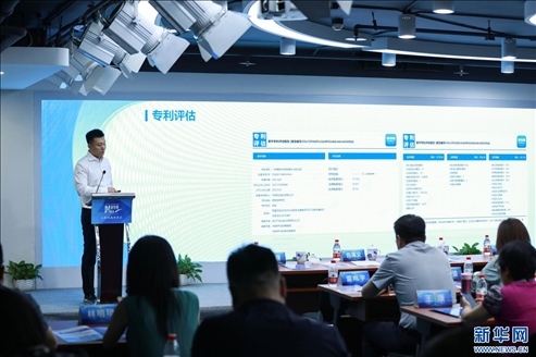 現(xiàn)場“學術(shù)中國-知識產(chǎn)權(quán)服務平臺”首席架構(gòu)師歐崢介紹平臺服務功能