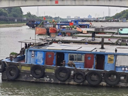 停泊在水上服務(wù)區(qū)的船只。人民網(wǎng)記者 黃鈺攝