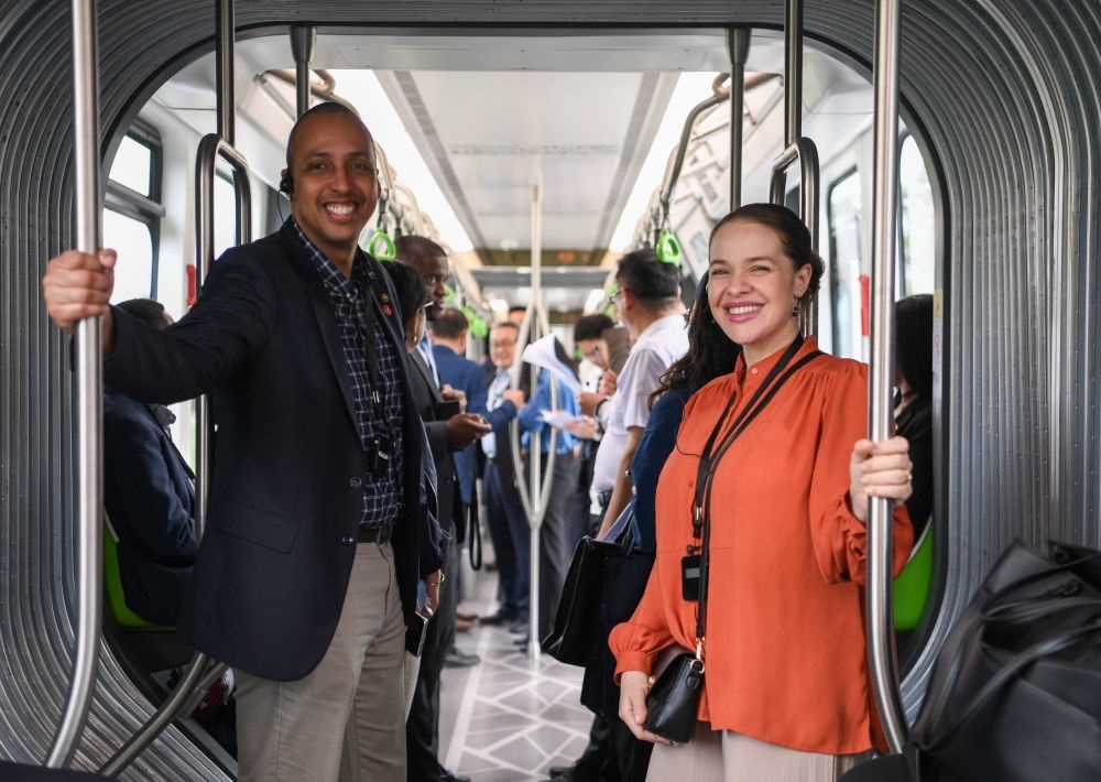 2024年4月22日，拉美和加勒比國(guó)家駐華使節(jié)、機(jī)構(gòu)代表和記者應(yīng)外交部邀請(qǐng)，在襄陽(yáng)騰龍汽車有限公司參訪。新華社記者 杜子璇 攝