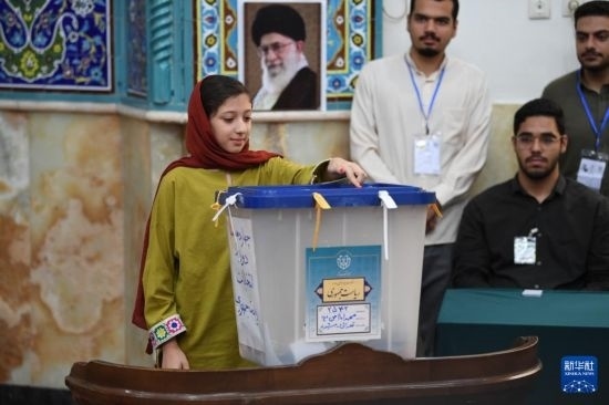 6月28日，伊朗選民在德黑蘭的一處投票站參加總統(tǒng)選舉投票。新華社記者 沙達(dá)提 攝