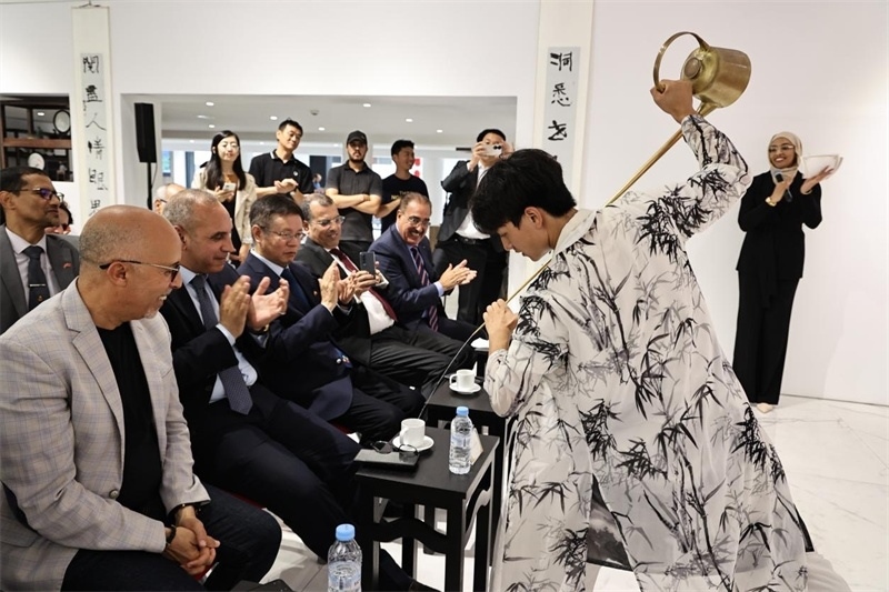 長嘴壺斟茶。拉巴特中國文化中心供圖