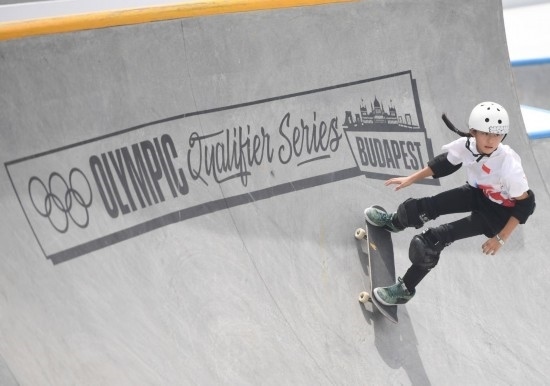 6月20日，鄭好好在比賽中，她在預賽中最佳成績?yōu)?2.60分。當日，巴黎奧運會資格系列賽布達佩斯站滑板女子碗池預賽在布達佩斯舉行。新華社記者 賀燦鈴 攝