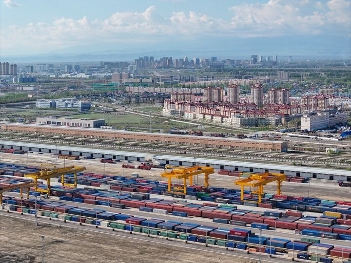 這是2024年4月18日拍攝的霍爾果斯鐵路口岸換裝場(chǎng)（無人機(jī)照片）。新華社記者 趙戈 攝