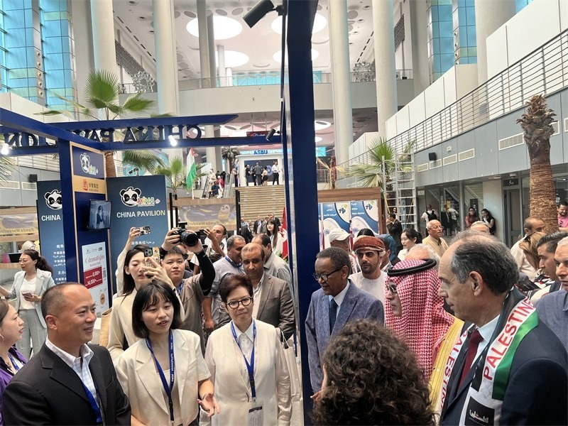 沙特廣播電視局首席執(zhí)行官、阿廣聯(lián)主席穆罕默德（右二）、阿廣聯(lián)秘書長蘇萊曼（右三）等阿拉伯國家嘉賓參觀展臺。主辦方供圖