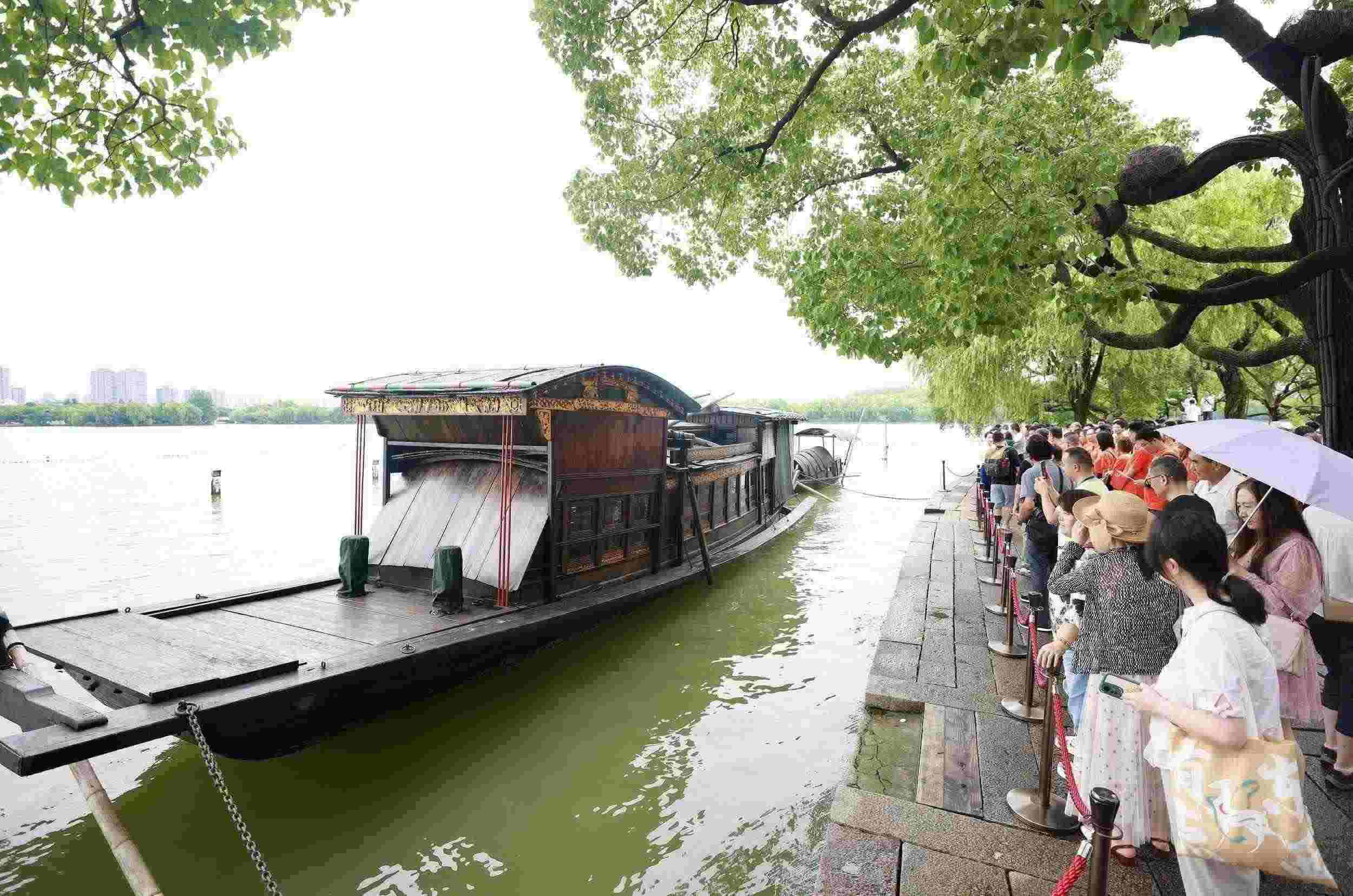 浙江嘉興，游客在南湖景區(qū)湖心島瞻仰紅船，感悟“紅船精神”。（圖片來源：視覺中國）