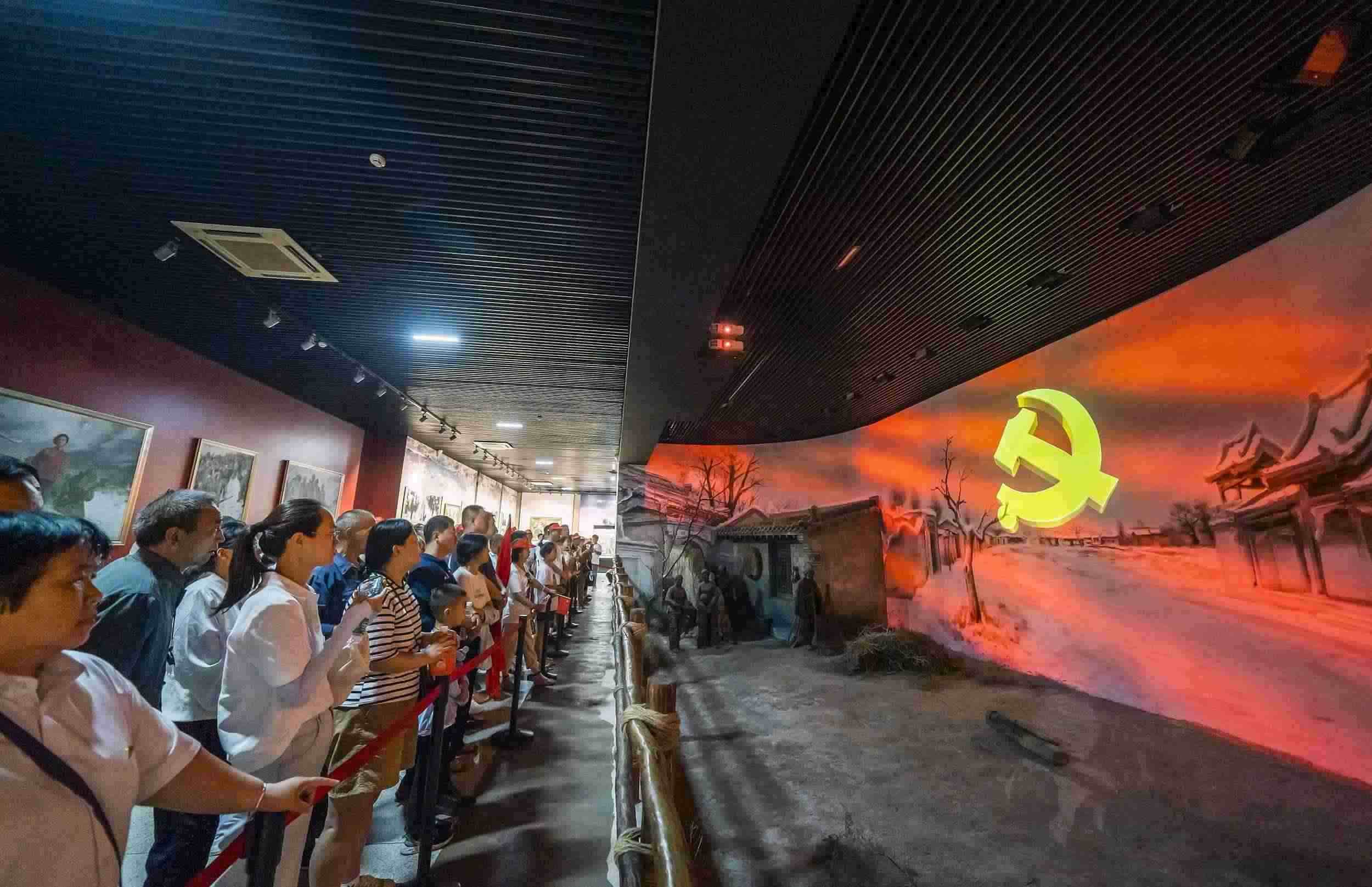 山西呂梁，游客正在文水縣劉胡蘭紀(jì)念館參觀。（圖片來源：視覺中國）