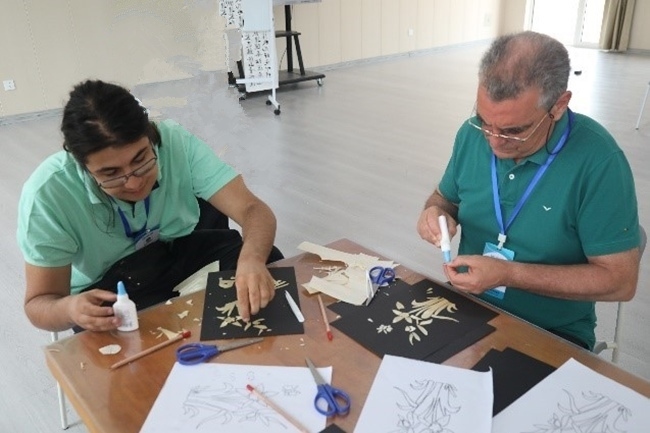 葡萄牙魯班工坊師生制作麥秸畫。