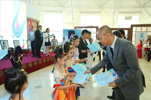 △當(dāng)?shù)貢r間6月27日，2024“未來世界”國際青少年藝術(shù)展演在塔吉克斯坦國家博物館開幕。