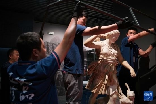 7月2日，工作人員將開箱后的古希臘文物放置在展臺上。新華社記者 張端 攝