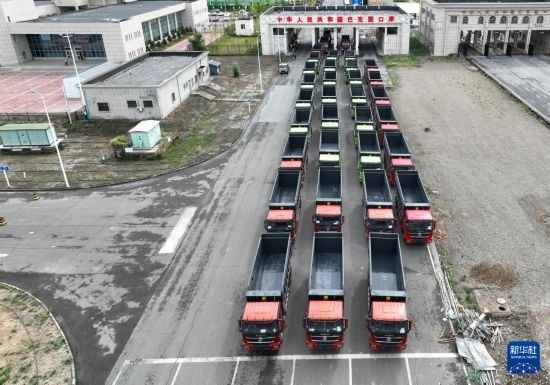 7月2日，車(chē)輛在巴克圖口岸辦理通關(guān)手續(xù)（無(wú)人機(jī)照片）。新華社發(fā)（馬丁 攝）