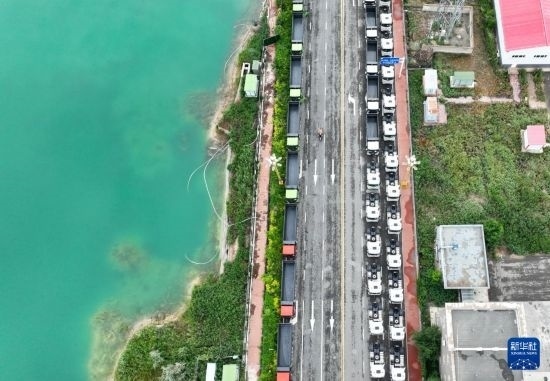 7月2日，車(chē)輛在巴克圖口岸有序出境（無(wú)人機(jī)照片）。新華社發(fā)（馬丁 攝）