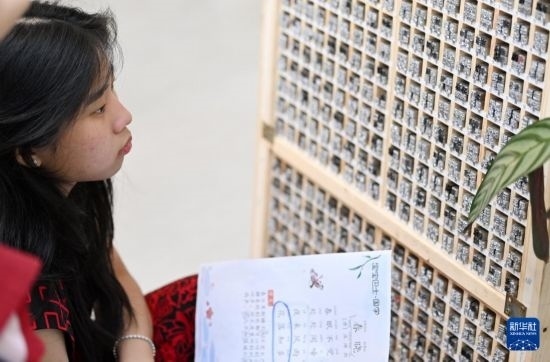 7月3日，外國學(xué)生在了解中國的活字印刷。新華社記者 李然 攝