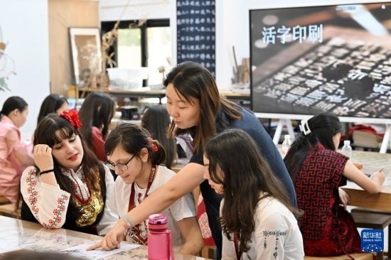 7月3日，外國學(xué)生在了解中國文化。新華社記者 李然 攝