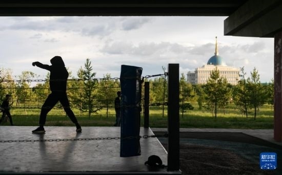 7月2日，在哈薩克斯坦首都阿斯塔納，一名男子在橋下運(yùn)動(dòng)場(chǎng)練習(xí)拳擊。新華社記者 白雪騏 攝