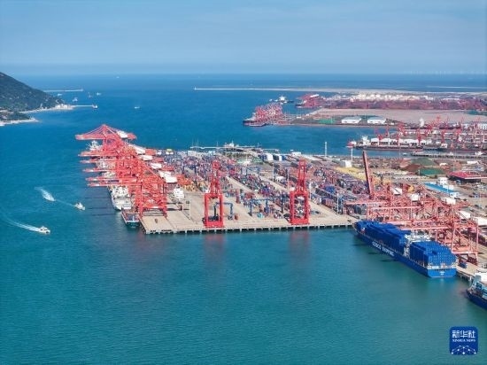 6月26日，貨輪?？吭谶B云港港集裝箱碼頭（無人機(jī)照片）。新華社記者 季春鵬 攝