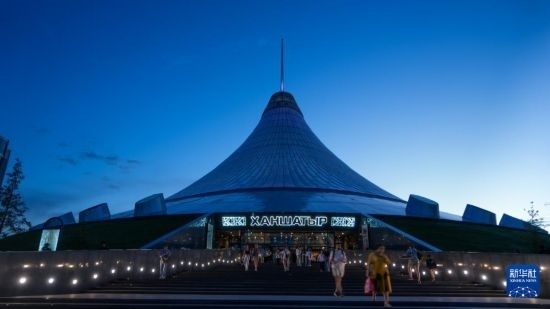 這是7月1日在哈薩克斯坦首都阿斯塔納拍攝的“可汗之帳”購(gòu)物中心。新華社記者 王建華 攝