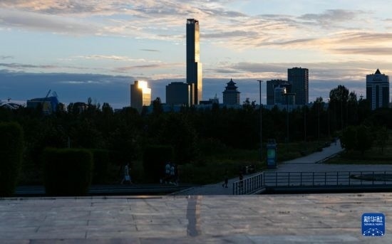 這是7月2日拍攝的哈薩克斯坦首都阿斯塔納市中心的建筑群。新華社記者 白雪騏 攝