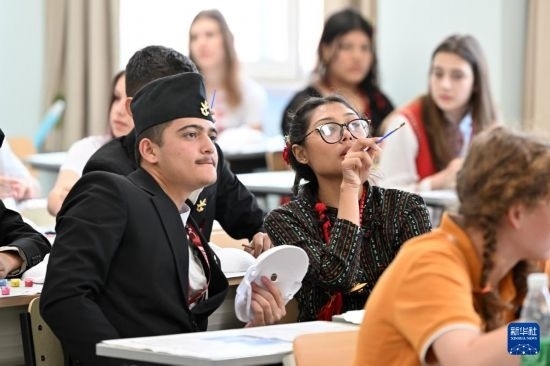 7月3日，外國學(xué)生在學(xué)習(xí)中國文化。新華社記者 李然 攝