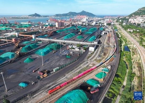 6月26日，“韓國(guó)-連云港-中亞”國(guó)際多式聯(lián)運(yùn)班列從中哈連云港物流合作基地出發(fā)，駛往哈薩克斯坦、烏茲別克斯坦（無人機(jī)照片）。班列運(yùn)載的55個(gè)大柜此前于6月13日從韓國(guó)境內(nèi)發(fā)出，經(jīng)釜山港海運(yùn)抵達(dá)連云港后轉(zhuǎn)由鐵路運(yùn)輸。新華社記者 季春鵬 攝