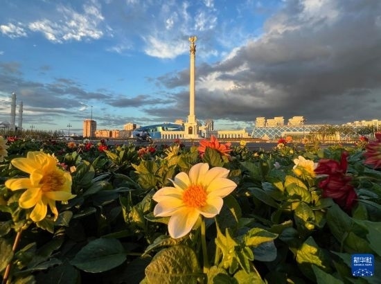 這是7月2日拍攝的哈薩克斯坦首都阿斯塔納獨(dú)立廣場(chǎng)。新華社記者 岳月偉 攝