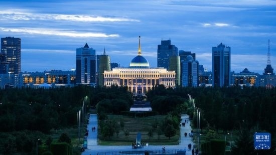 這是7月2日在哈薩克斯坦首都阿斯塔納拍攝的總統(tǒng)府及城市建筑。新華社記者 王建華 攝
