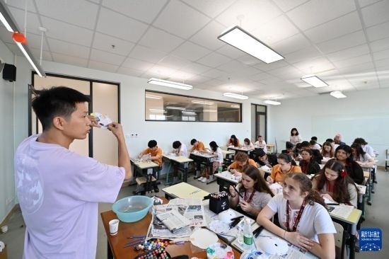 7月3日，外國學(xué)生在學(xué)習(xí)繪制京劇臉譜。新華社記者 李然 攝
