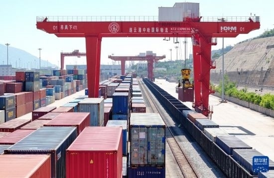 6月30日，在中哈連云港物流合作基地，大型機(jī)械在吊裝集裝箱（無人機(jī)照片）。新華社發(fā)（王健民 攝）