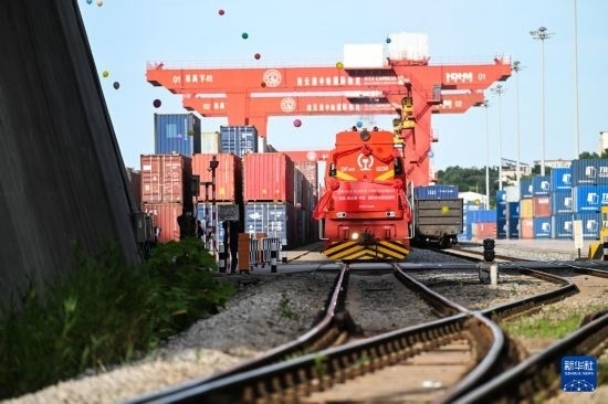 6月26日，“韓國(guó)-連云港-中亞”國(guó)際多式聯(lián)運(yùn)班列從中哈連云港物流合作基地出發(fā)，駛往哈薩克斯坦、烏茲別克斯坦。班列運(yùn)載的55個(gè)大柜此前于6月13日從韓國(guó)境內(nèi)發(fā)出，經(jīng)釜山港海運(yùn)抵達(dá)連云港后轉(zhuǎn)由鐵路運(yùn)輸。新華社記者 季春鵬 攝