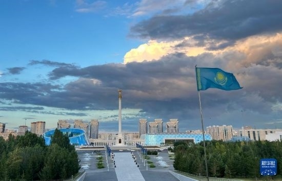 這是7月2日拍攝的哈薩克斯坦首都阿斯塔納獨(dú)立廣場(chǎng)。新華社記者 岳月偉 攝