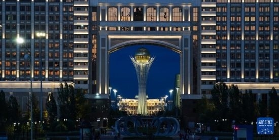這是7月1日在哈薩克斯坦首都阿斯塔納透過(guò)一座建筑拍攝的巴伊杰列克觀景塔。新華社記者 王建華 攝