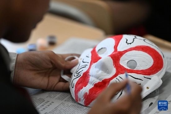 7月3日，外國學(xué)生在繪制京劇臉譜。新華社記者 李然 攝