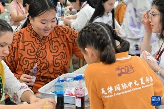 7月3日，外國學(xué)生在了解中國的染布技術(shù)。新華社記者 李然 攝