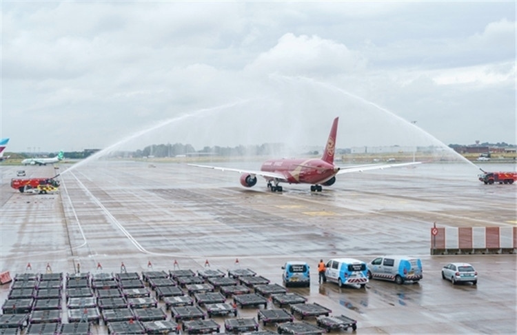 圖為布魯塞爾-上海返程航班出發(fā)前，布魯塞爾機(jī)場(chǎng)方面為返程航班舉行水門(mén)儀式。吉祥航空供圖