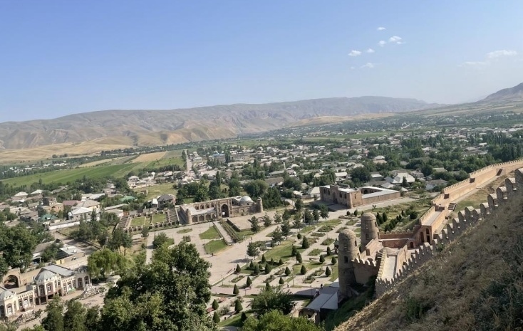 位于塔吉克斯坦杜尚別西北的吉薩爾古城，有著3000多年歷史。有研究認(rèn)為，張騫出使大宛回程途中曾經(jīng)過此地。圖為從吉薩爾古城城墻俯瞰城門與市鎮(zhèn)。本報記者 曲頌 攝