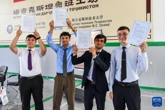 7月3日，在塔吉克斯坦首都杜尚別，魯班工坊赴華留學(xué)生展示錄取通知書。新華社記者 曹陽 攝