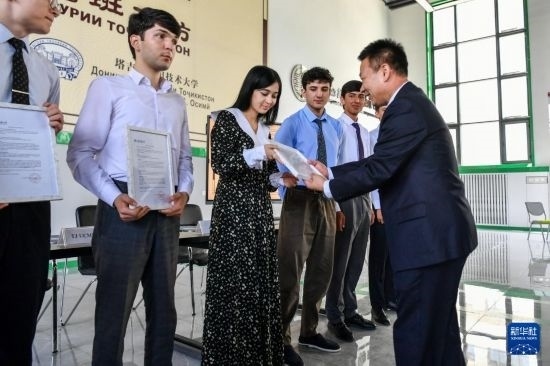 7月3日，在塔吉克斯坦首都杜尚別，天津城市建設(shè)管理職業(yè)技術(shù)學(xué)院的負(fù)責(zé)人為魯班工坊赴華留學(xué)生頒發(fā)錄取通知書。新華社記者 曹陽 攝