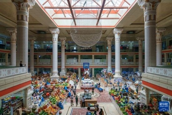 這是7月1日在塔吉克斯坦首都杜尚別拍攝的大巴扎內(nèi)景。新華社記者 周荻瀟 攝