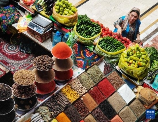 這是7月3日在塔吉克斯坦首都杜尚別拍攝的大巴扎內(nèi)景。新華社記者 燕雁 攝