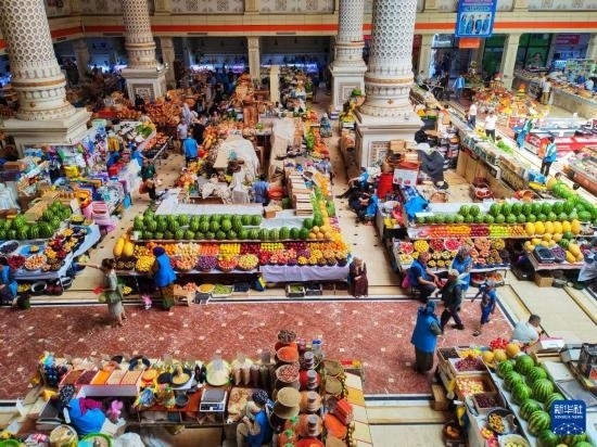 這是7月3日在塔吉克斯坦首都杜尚別拍攝的大巴扎內(nèi)景。新華社記者 燕雁 攝