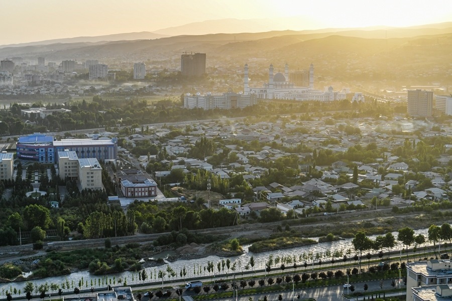 這是2024年6月26日拍攝的塔吉克斯坦首都杜尚別城市風(fēng)光。新華社記者 曹陽 攝