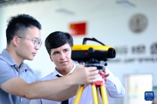 6月14日，在塔吉克斯坦首都杜尚別的魯班工坊，來自天津城市建設(shè)管理職業(yè)技術(shù)學(xué)院的老師（左）指導(dǎo)學(xué)生。新華社記者 鄭開君 攝