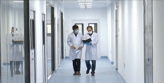 中國科學院贛江創(chuàng)新研究院科研人員在交流。（贛州市贛縣區(qū)融媒體中心供圖）