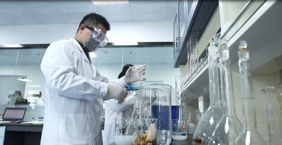 中國科學院贛江創(chuàng)新研究院科研人員在做實驗。