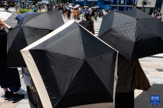 7月4日，人們在日本東京原宿的街道上等待紅綠燈。新華社記者 張笑宇 攝