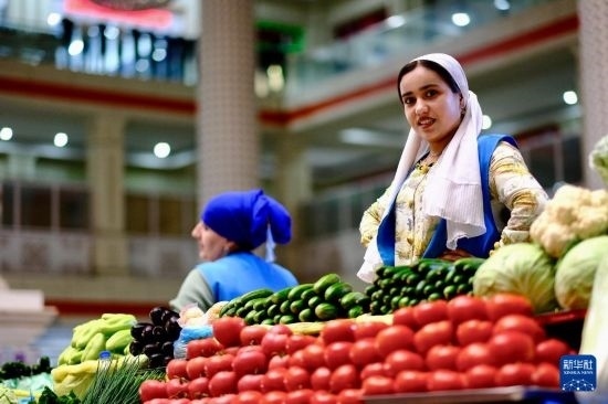 這是6月13日在塔吉克斯坦首都杜尚別大巴扎內(nèi)拍攝的營業(yè)者。新華社記者 鄭開君 攝