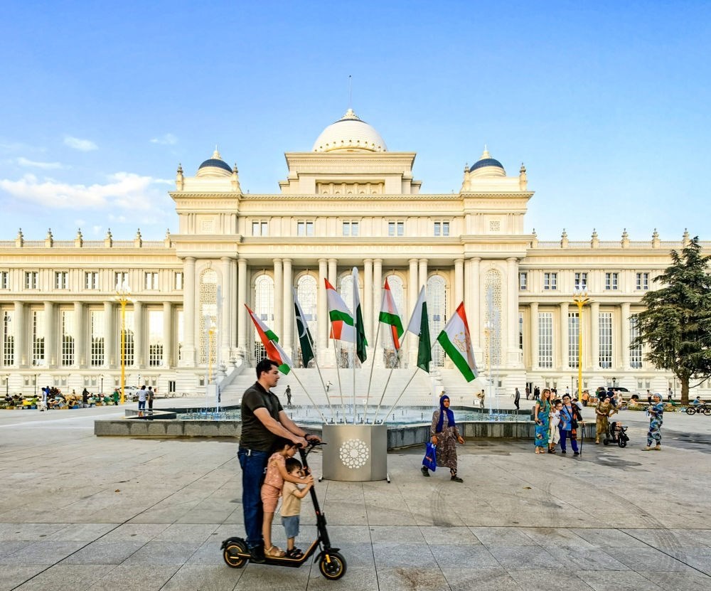 2024年7月1日，人們?cè)谒怂固棺h會(huì)大樓前的廣場上休閑。