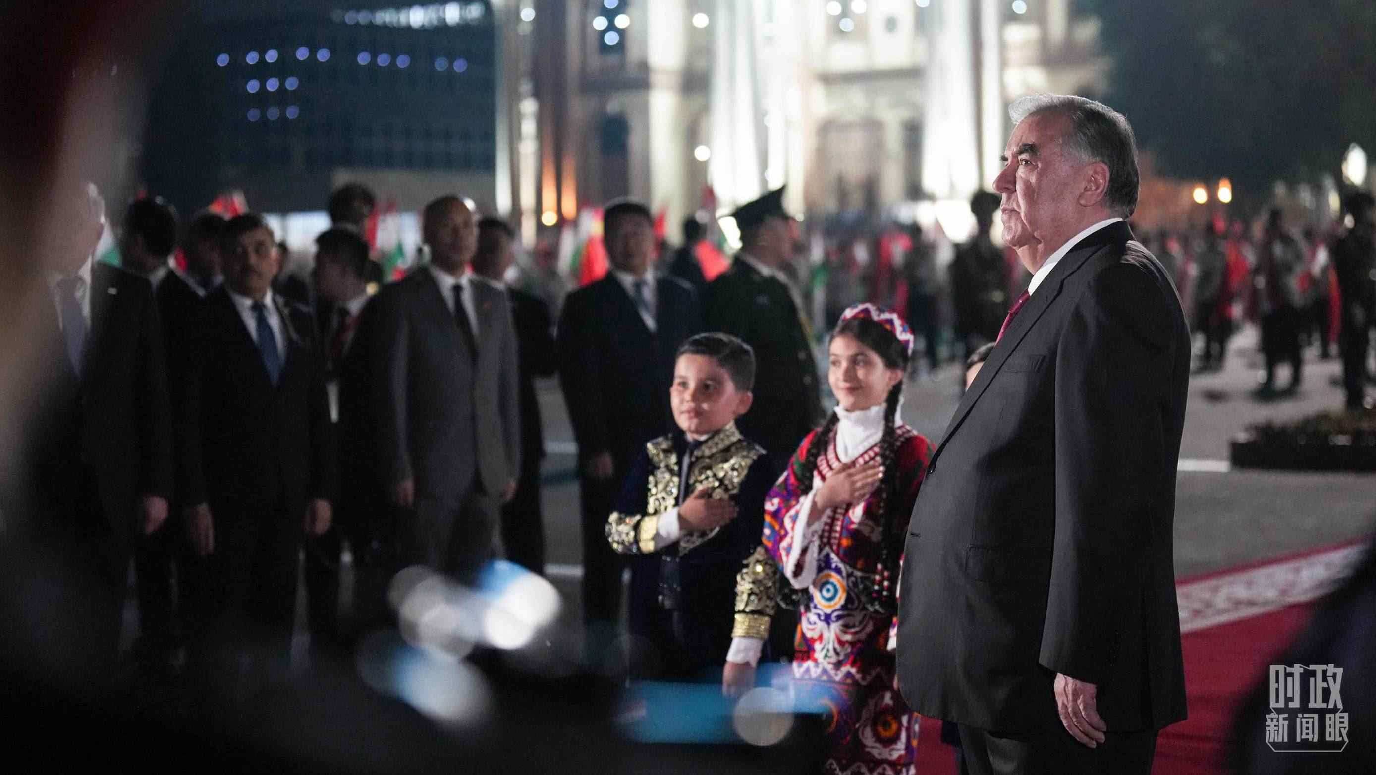 △拉赫蒙總統(tǒng)在機(jī)場迎接習(xí)主席。（總臺記者李晉拍攝）