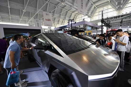 在天津舉行的2024世界智能產(chǎn)業(yè)博覽會上，觀眾在特斯拉展臺參觀（6月22日攝）。新華社記者 李然 攝