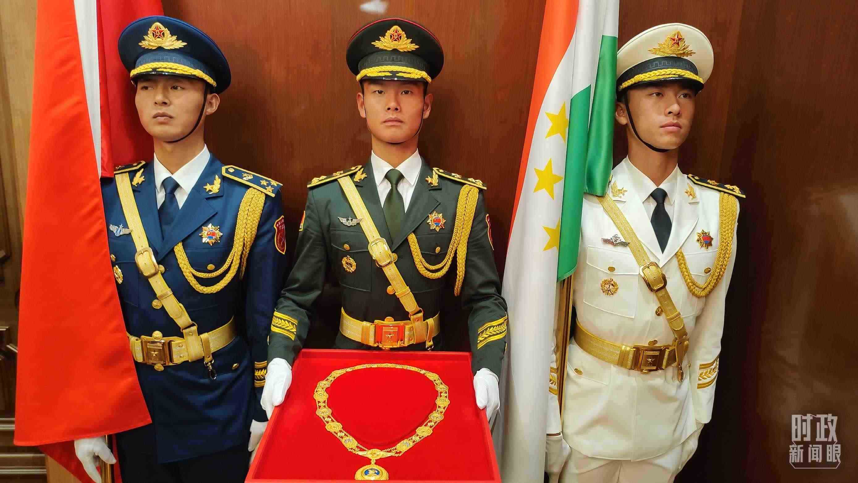 △中方儀仗兵護(hù)送“友誼勛章”入場。（總臺央視記者薛冠南拍攝）